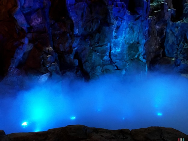 Photo rock formations at night