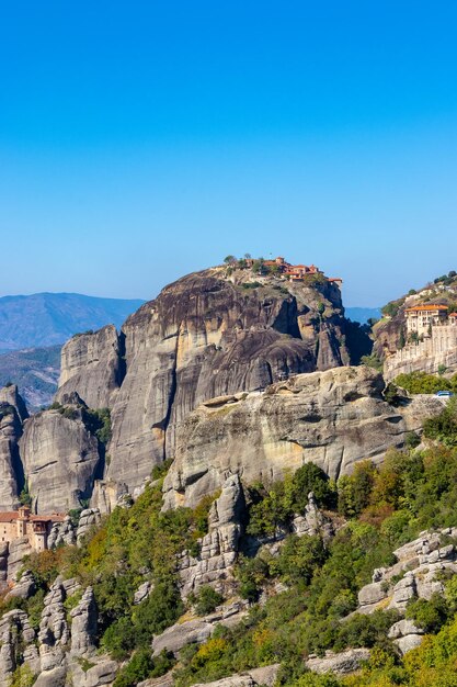 写真 明るい青い空の背景にある岩の形成