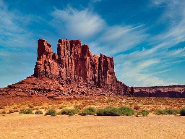 写真 天空を背景にした風景の岩層