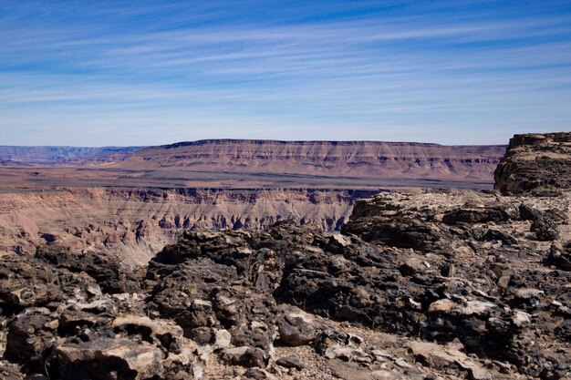 写真 天空を背景にした風景の岩層