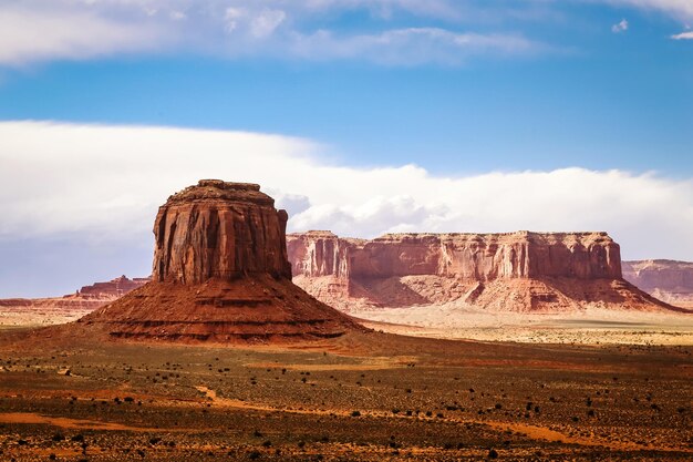 写真 天空を背景にした風景の岩層