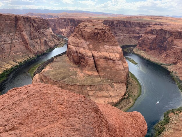 Photo rock formations at riverbank