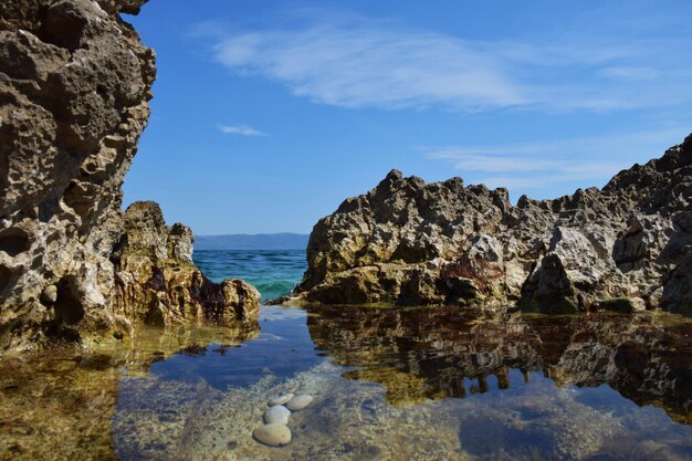 Photo rock formations in sea against sky