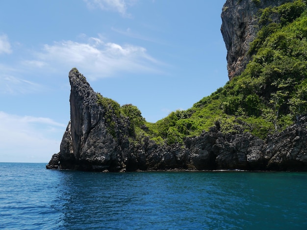 Каменные образования в море на фоне неба