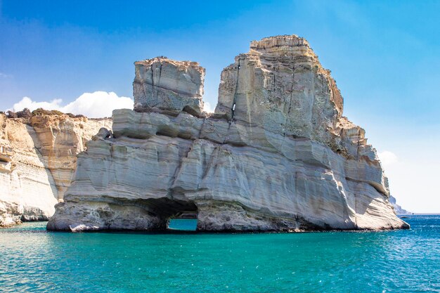 Каменные образования в море на фоне неба