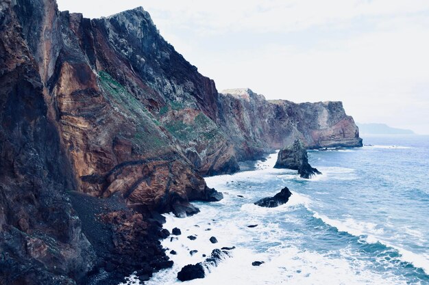 Photo rock formations in sea against sky