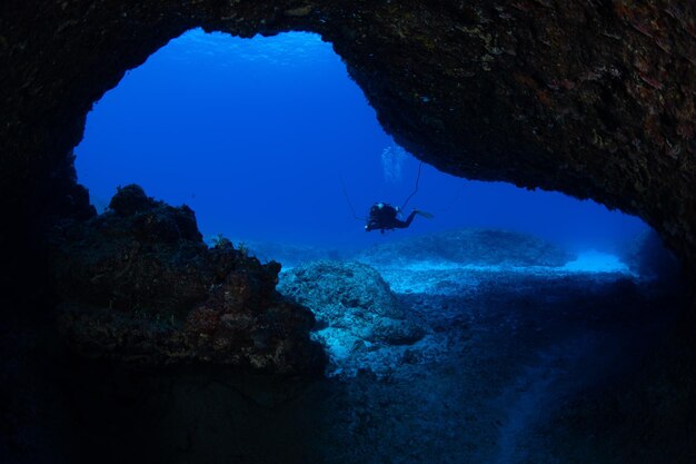 Foto formazioni rocciose in mare