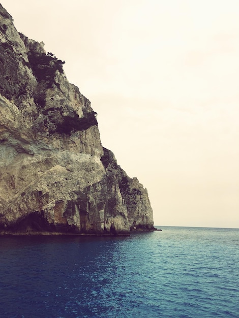 Photo rock formations in sea