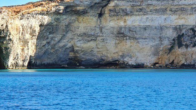 Foto formazioni rocciose in mare