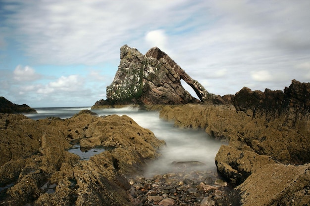 Foto formazioni rocciose in mare