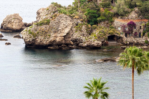 Photo rock formations in sea