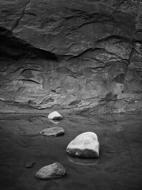 Photo rock formations in sea