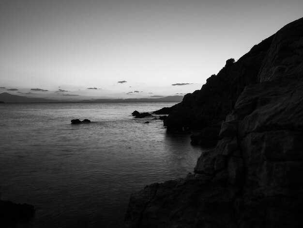 Foto formazioni rocciose sulla riva del mare durante il tramonto