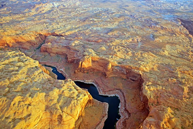 Foto formazioni rocciose sulla riva