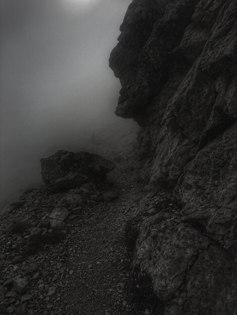 Foto formazioni rocciose sulla riva