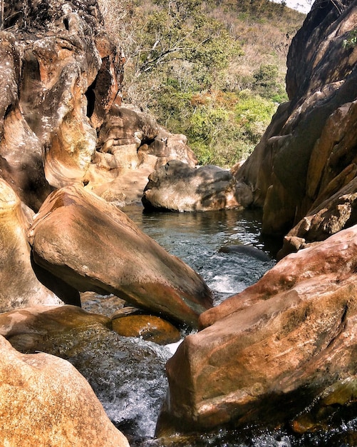 Foto formazioni rocciose in acqua