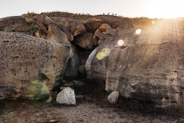 동굴 입구의 암석 조각
