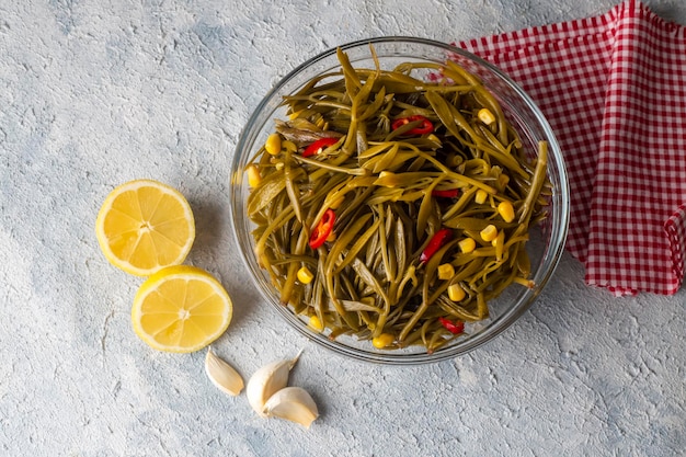 Rock Grove (Crithmum maritimum) Salad.Turkish 요리 전채 유형입니다. 절인 사파이어 샐러드(터키식 이름, kaya korugu tursu - salatasi)