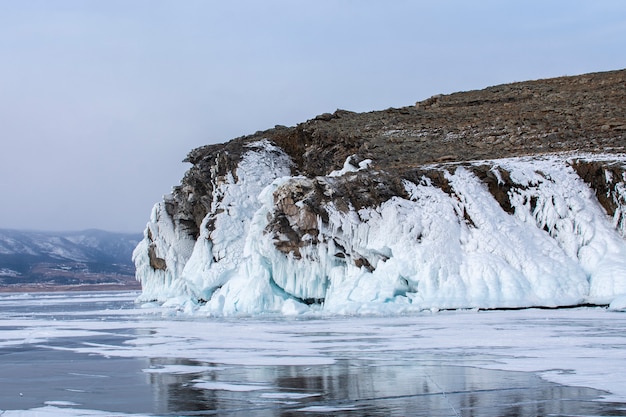 Foto isola della roccia nel lago baikal, russia, paesaggio