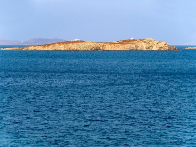 Rock Island Mpaos in de buurt van het eiland Mykonos in Griekenland