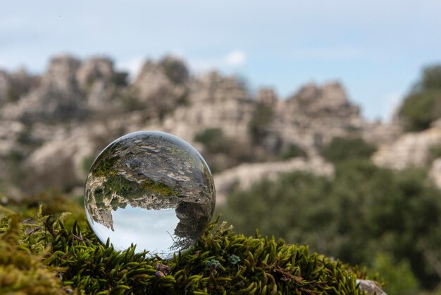 水晶玉のある岩の風景マラガスペイン