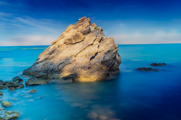 Photo rock long exposure blue sky clouds