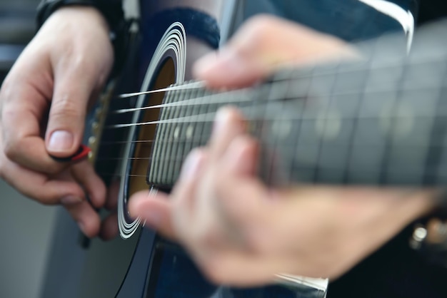 Rock man speelt op semi-akoestische gitaar