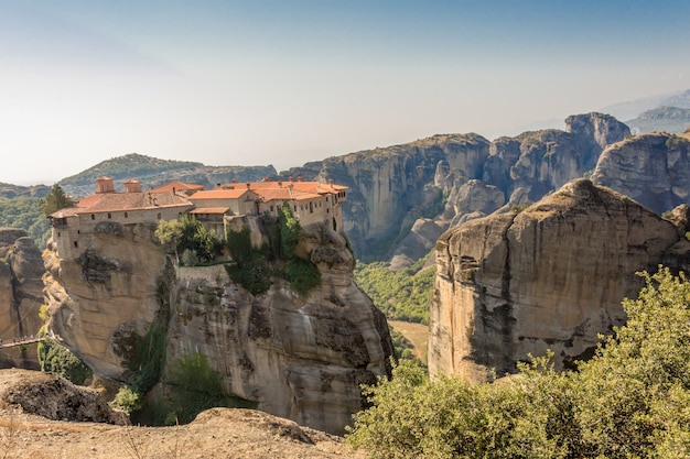 Photo rock monasteries in meteora, greece