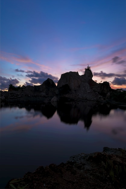 岩の山の崖、夕暮れの背景