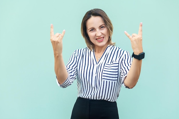 Rock n roll grappige zakenvrouw die naar de camera kijkt met rockzang