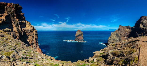 마데이라의 Ponta de Sao Lourenco의 바다에있는 바위