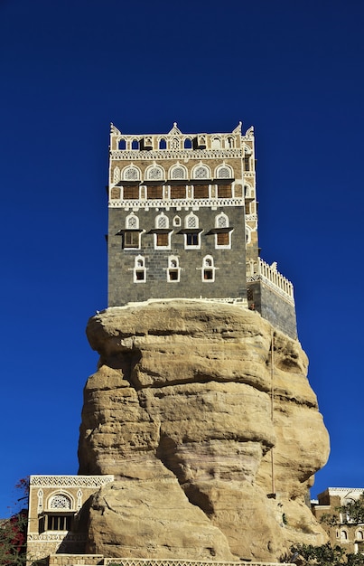 Photo rock palace in yemen