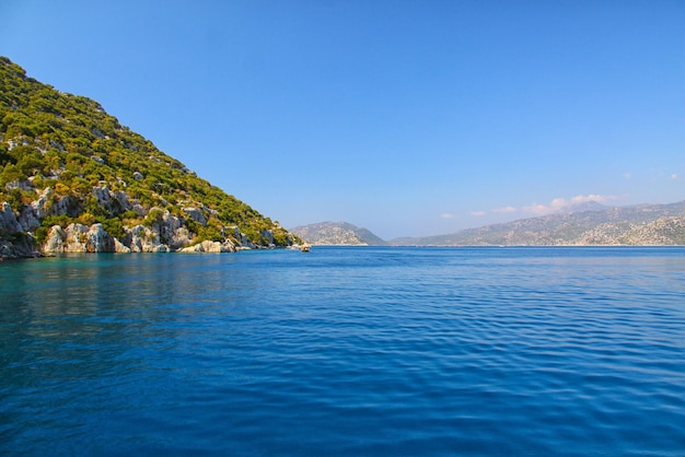 トルコの岩と海