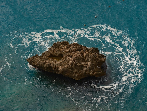 岩と海の波