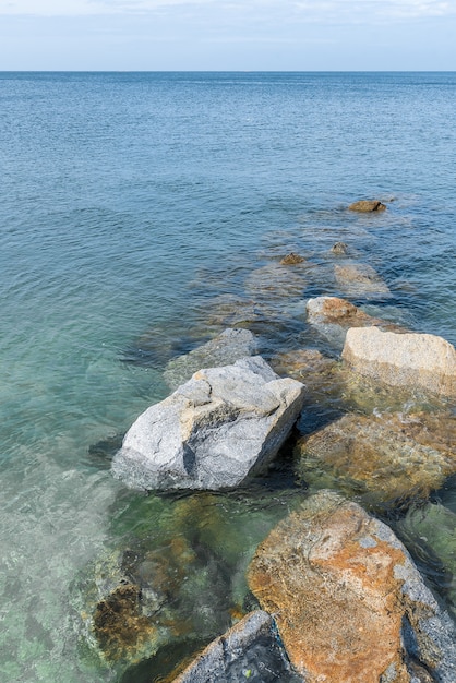 海の岩