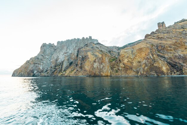 海の中の岩