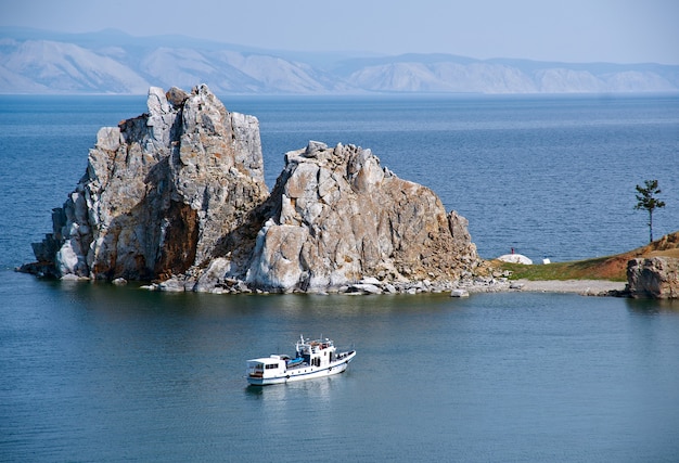 Rock shamanka al promontorio burhan .olkhon island, lago baikal, siberia, russia