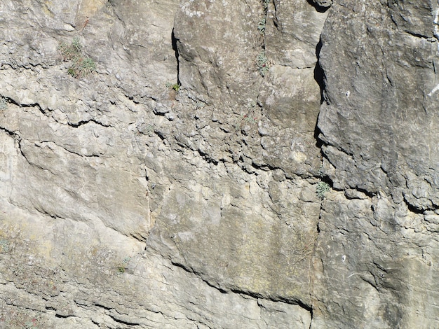 晴れた日の峡谷の岩の構造