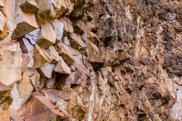 Photo a rock wall with a large rock in the middle