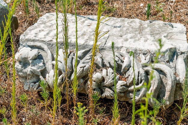 Photo a rock with a blue and white cloth on it and a blue tarp on it