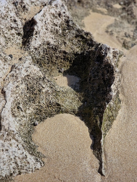 Foto una roccia con un buco che dice 