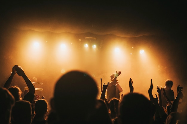 Rockband speelt een concert in een live huis in Europa