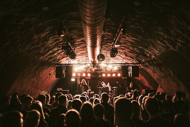 Foto rockband speelt een concert in een live huis in europa