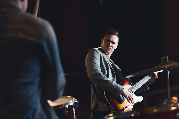 Rockbandrepetitie in de studio