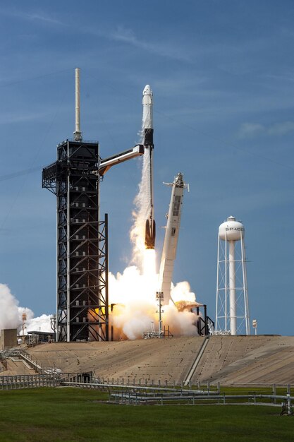 Photo rocket launch falcon heavy flacon 9 space x space craft blastoff