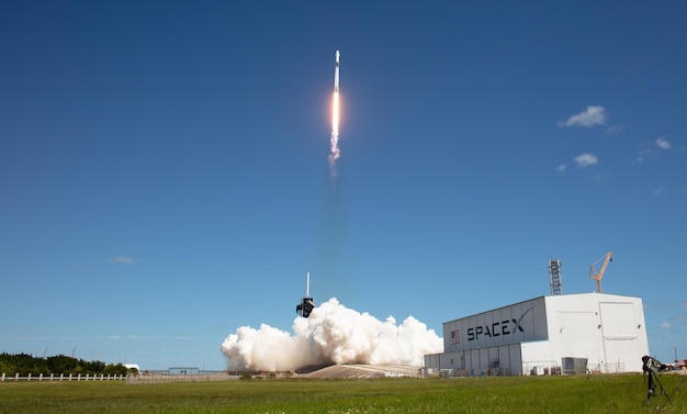 Photo rocket launch falcon heavy flacon 9 space x space craft blastoff