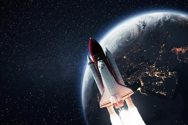 Ракетный челнок взлетает с планеты Земля в звездное пространство Успешный запуск космического корабля