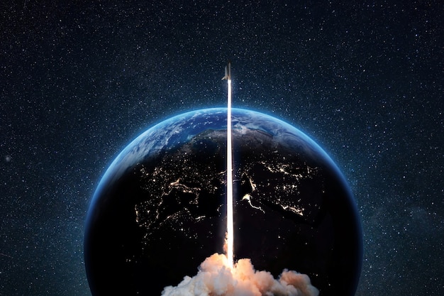 青い地球の惑星を背景に、ロケットが深い星空への離陸に成功しました。地球からの打ち上げ時の宇宙船、コンセプト