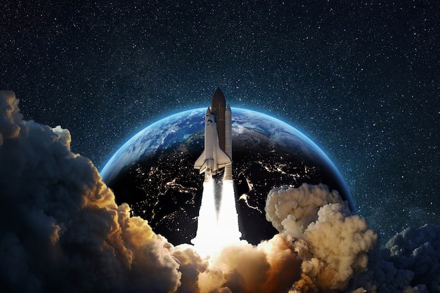 Успешный взлет ракеты в глубокий звездный космос на фоне голубой планеты Земля. Космический корабль при запуске с Земли, концепция