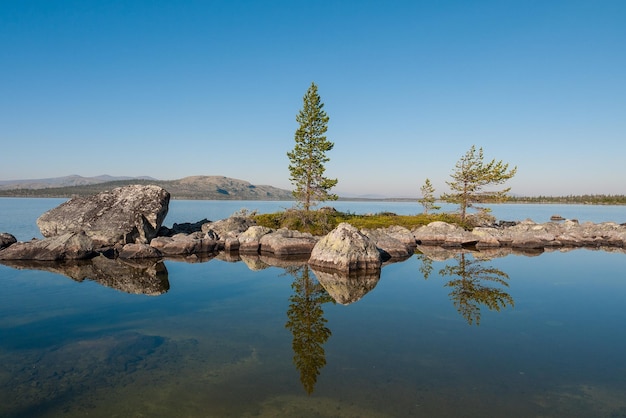 Фото Скалы среди моря на фоне чистого голубого неба